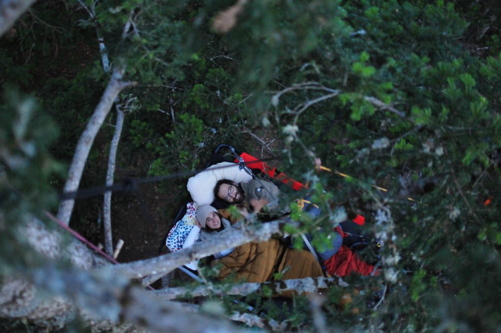 bivouac couple dans les arbres